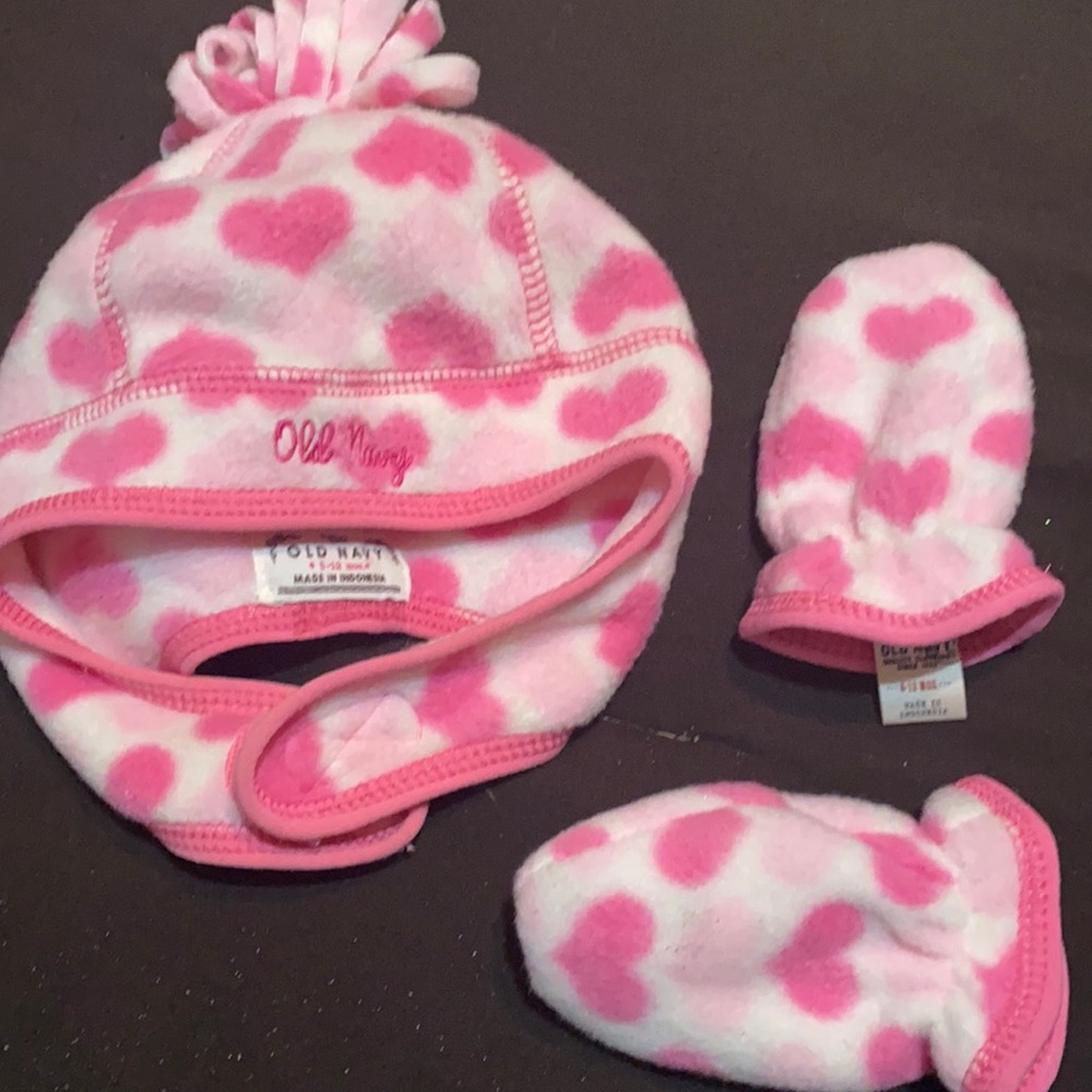 Girls 6-12 months winter hat and gloves.